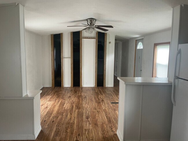 Building Photo - 3 Bedroom 2 Bathroom (move-in ready)