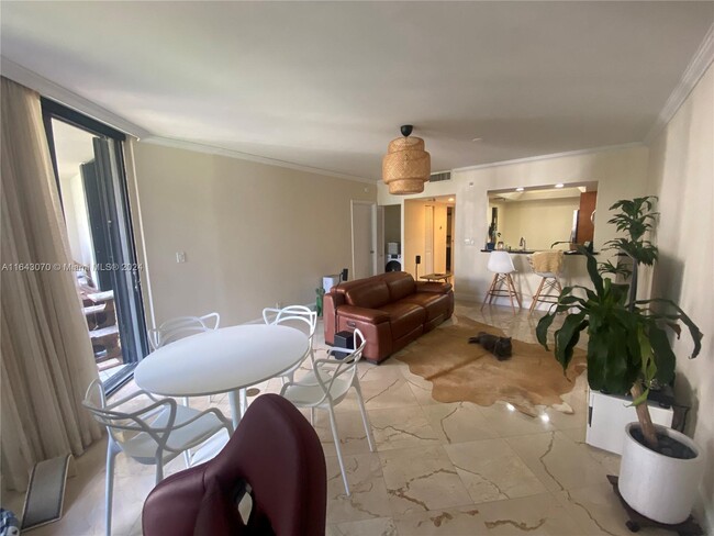 Building Photo - 520 Brickell Key Dr