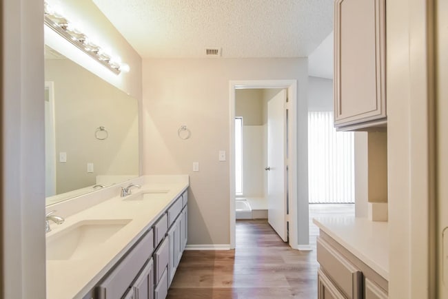 Building Photo - 313 W Kings Ave