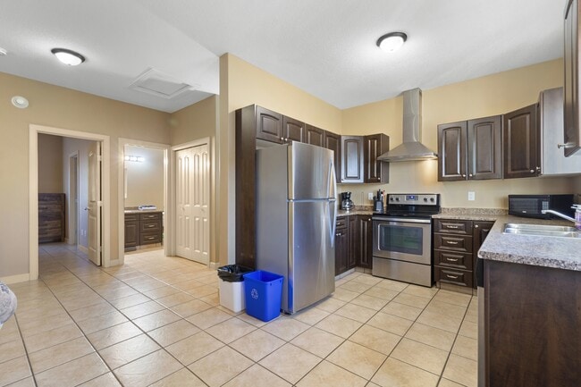 Building Photo - 9205-9293 93 Ave