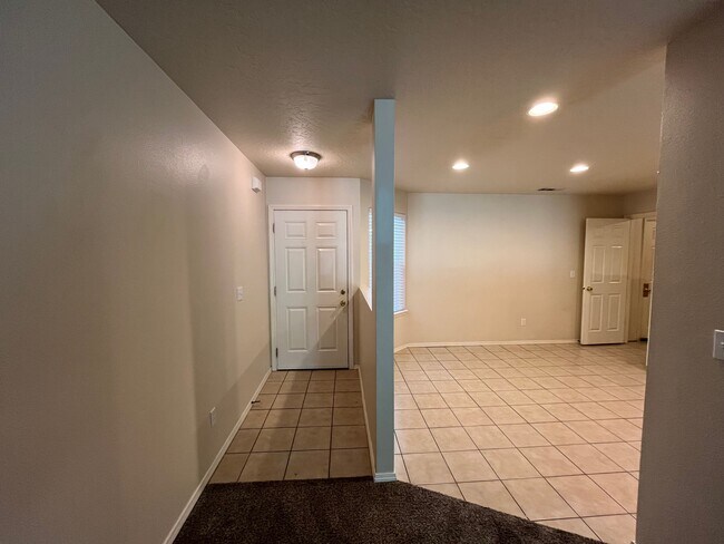Building Photo - 620 Syringa Pl