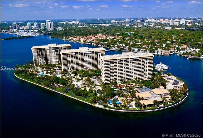 Foto del edificio - 2 Grove Isle Dr