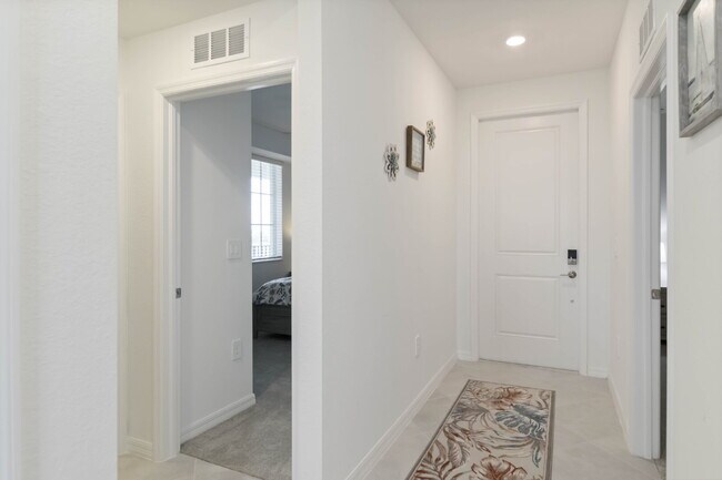 Foto del edificio - "Fully Furnished 2-Bed, 2-Bath Condo in Wellen Golf!"
