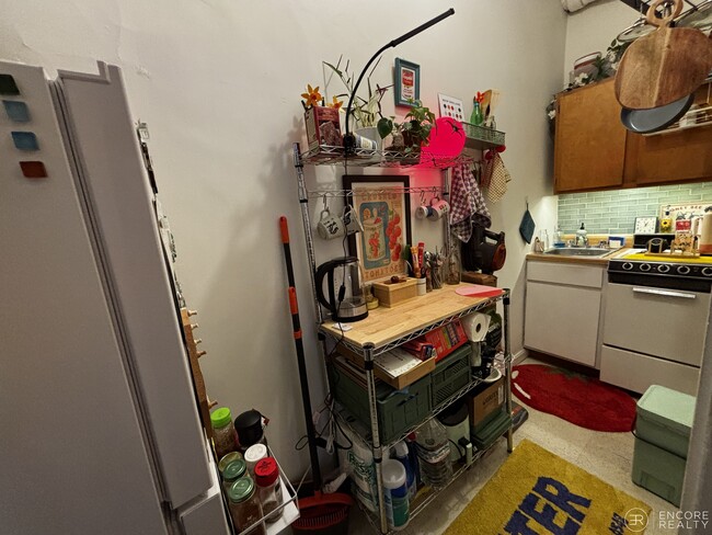 Building Photo - 16 Davis Ave