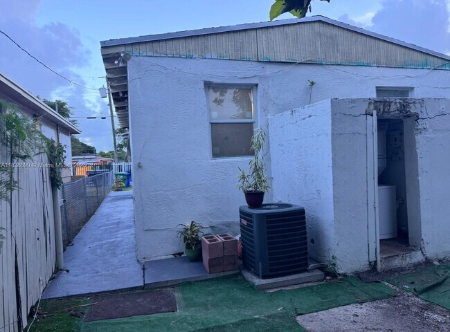 Foto del edificio - 1541 NW 70th St