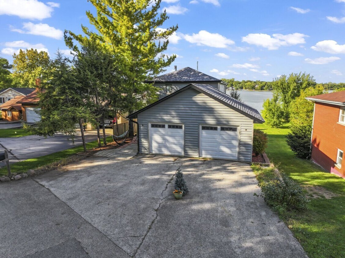 Foto principal - 25678 W Long Beach Dr