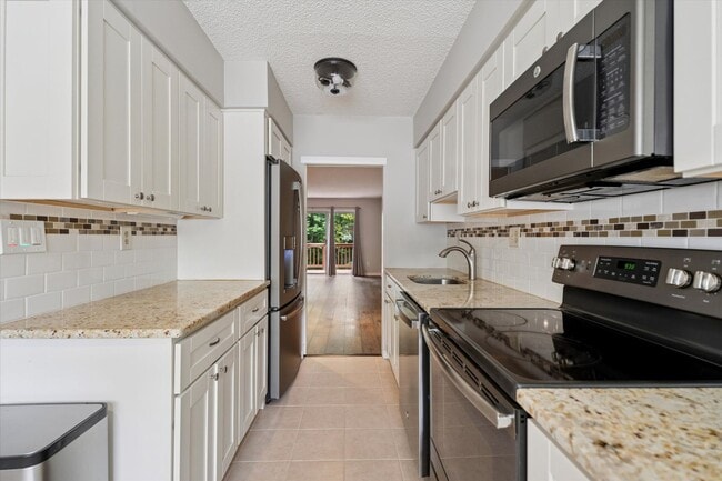 Building Photo - Now Available – 2 Bed / 1.5 Bath End Unit ...