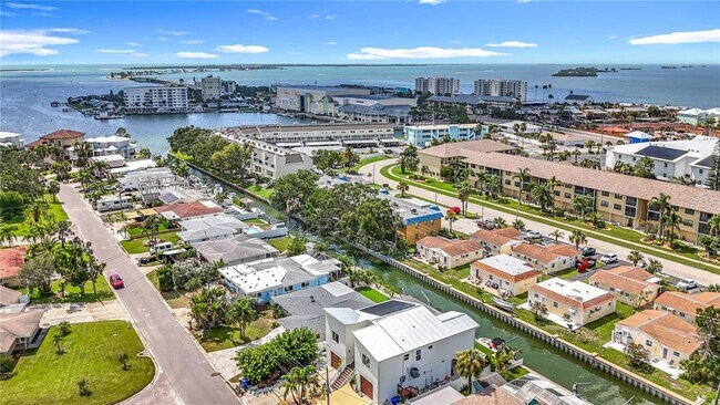 Foto del edificio - 572 Baywood Dr N