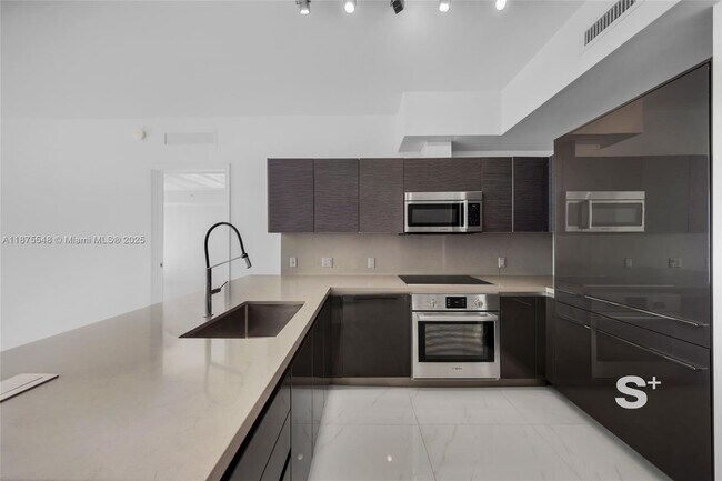 Building Photo - 1080 Brickell Ave