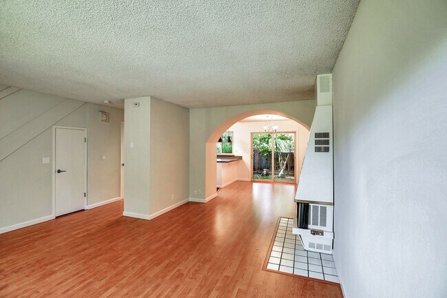 Foto del edificio - 2bed/2.5bath Townhouse with Updated Kitchen!