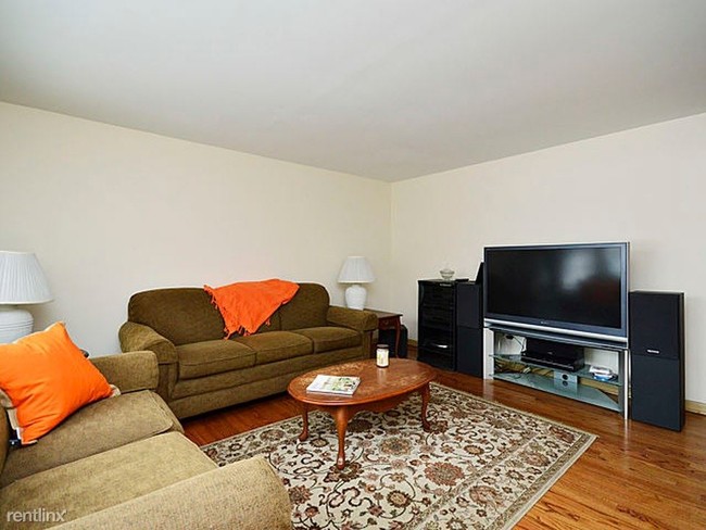 Building Photo - 2 br, 1 bath Apartment - 5935 N Odell Ave