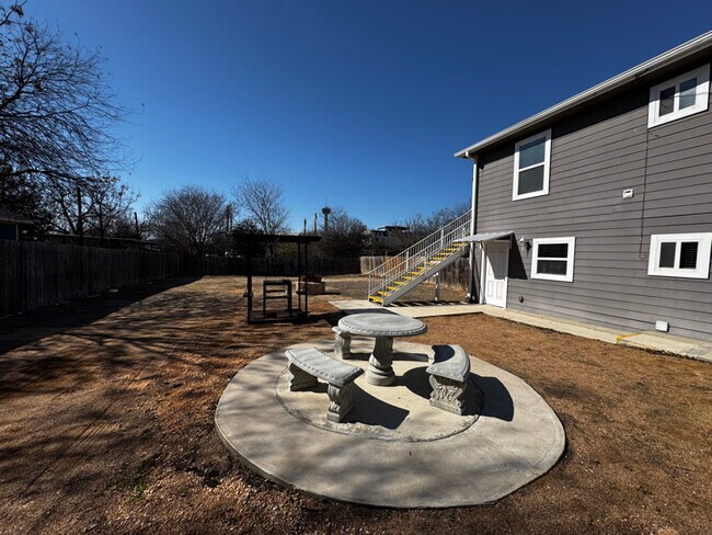 Building Photo - 319 S Olive St