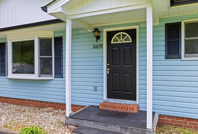 Foto del edificio - 6819 Woodcock Ln