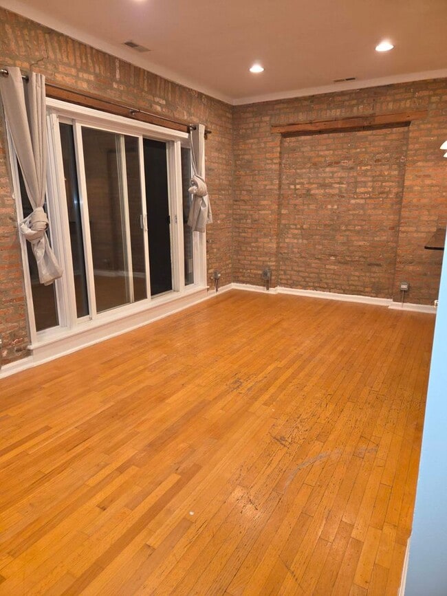 Building Photo - 964 E 62nd St