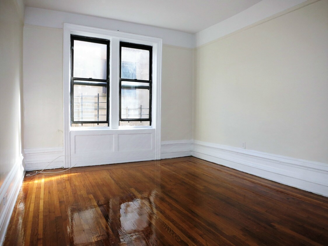 Primary Photo - 4640 Broadway