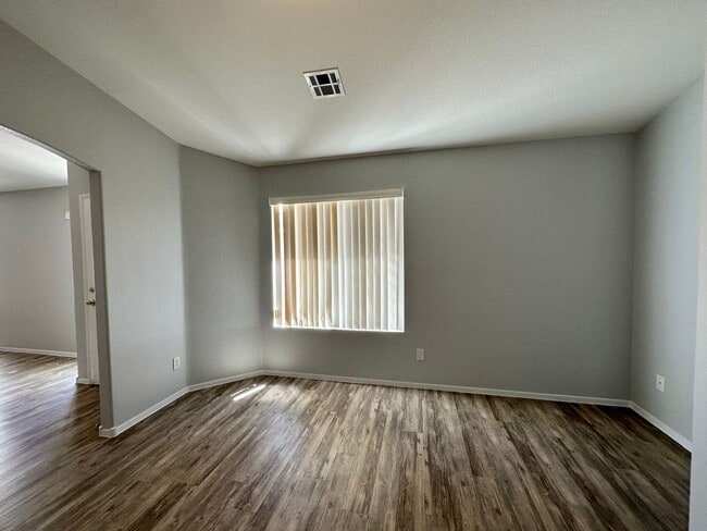 Building Photo - 3 Bedroom + Den Single Story Home in the C...