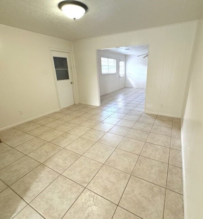 Building Photo - 5090 Moonmist Dr