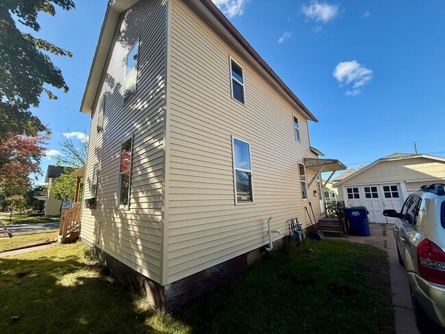 Building Photo - 302 N 2nd Ave