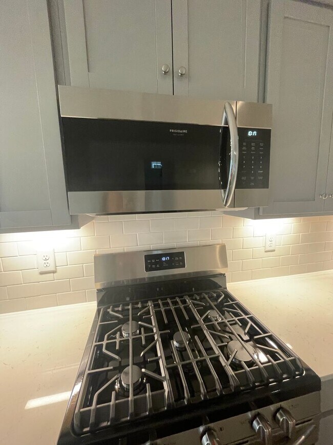 Foto del edificio - Brand New Charleston Style Home near BMW! ...