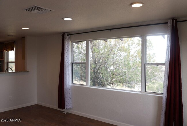 Building Photo - 401 S Skyline Cir