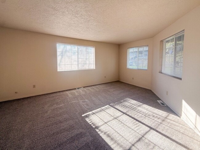 Building Photo - 3200 Lorian Ln SE