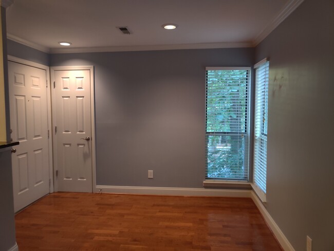 Building Photo - 1 Bedroom Condo in Eastover