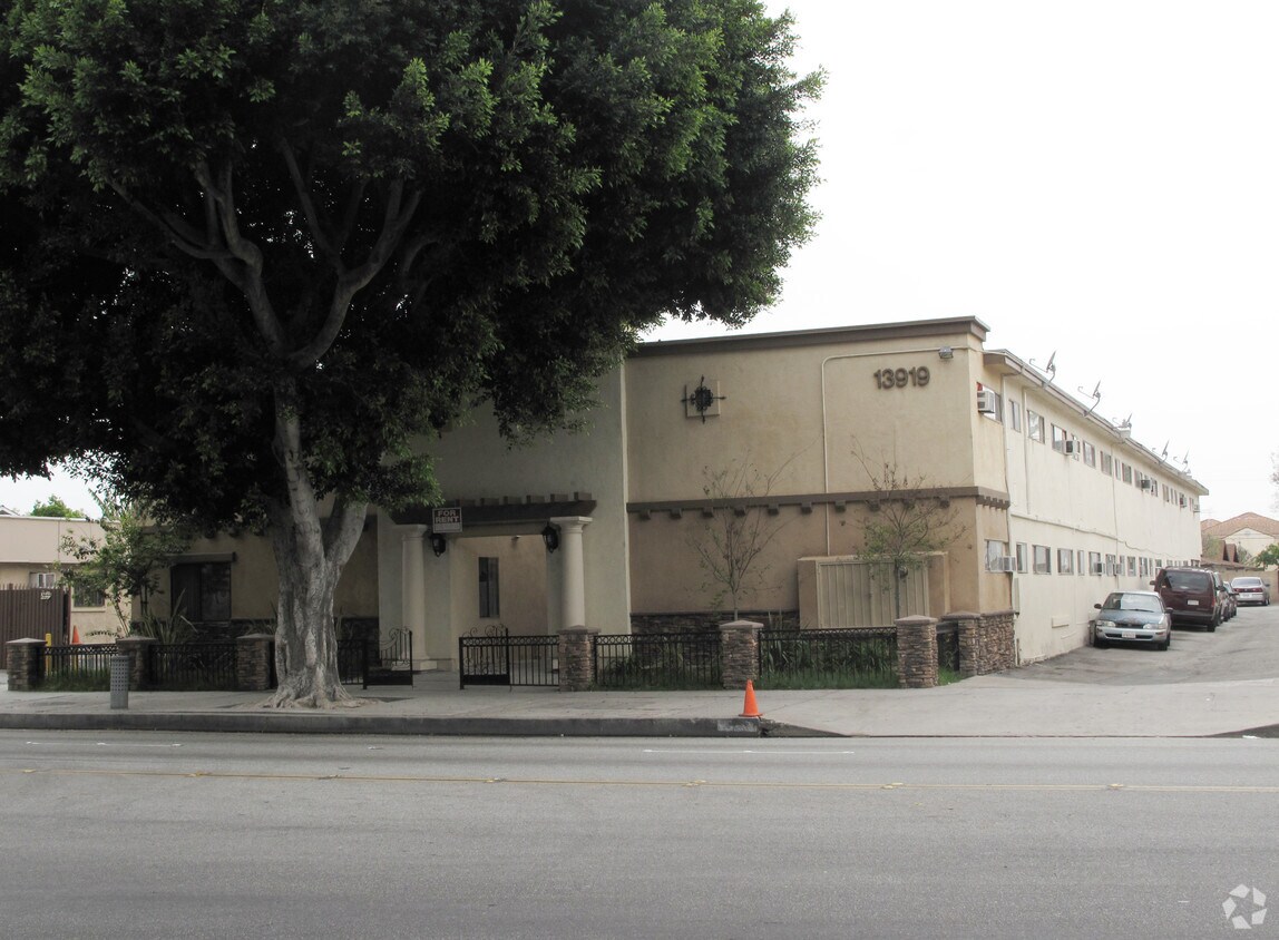 Primary Photo - 13919 Paramount Blvd