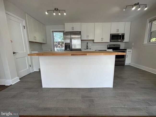 Building Photo - 5008 Nantucket Rd