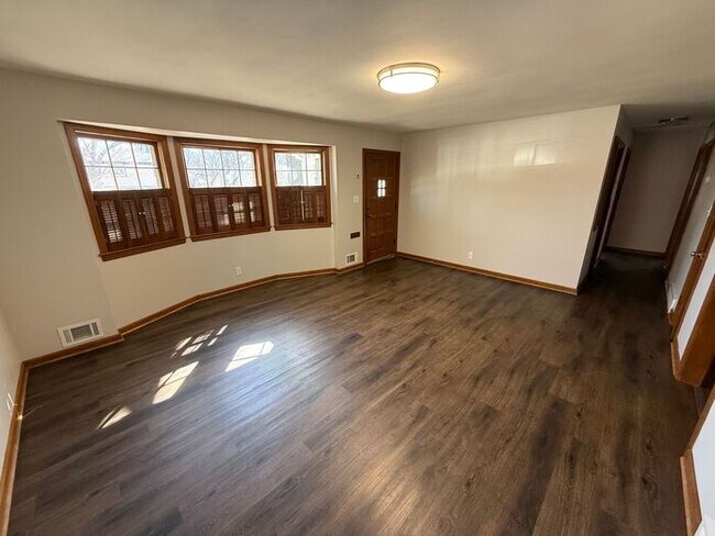 Foto del edificio - 3BR/2BA w/ Finished Basement + Fenced Yard in Raytown