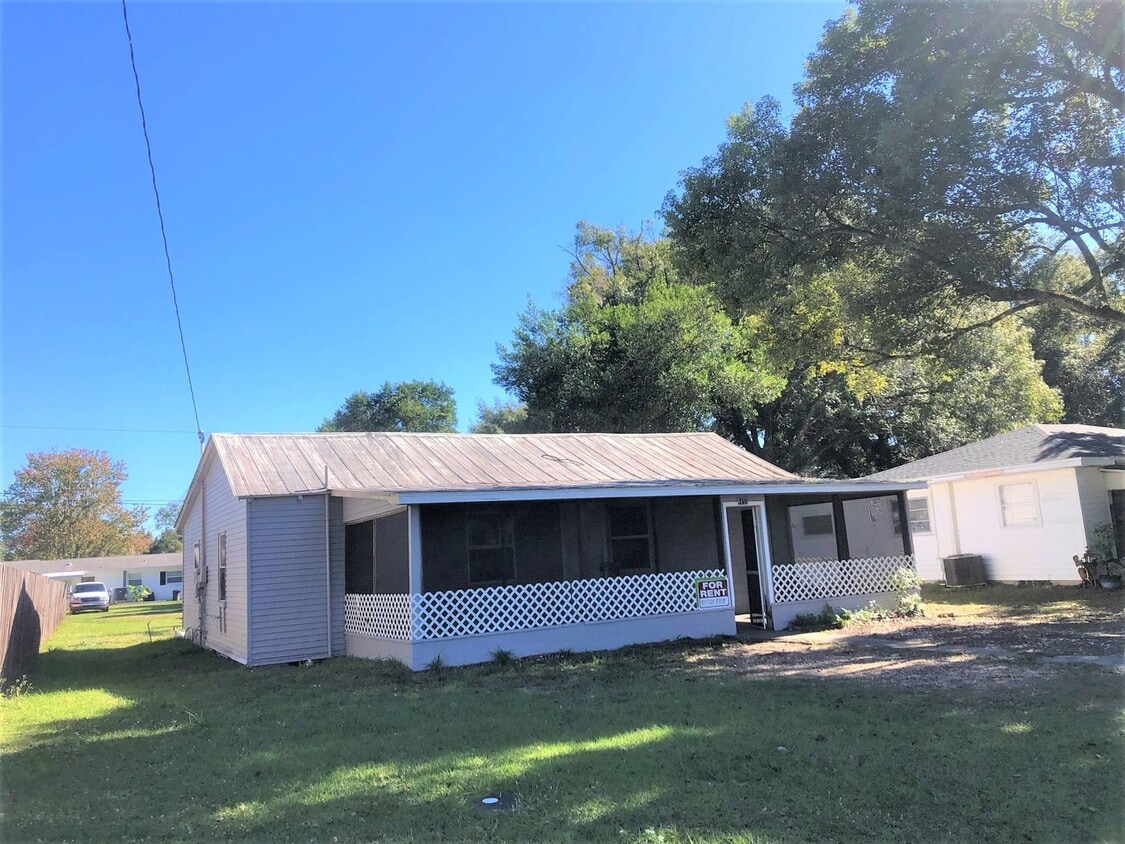 GORGEOUS REMODELED 3BR/2BA Zephyrhills Home with HUGE SCREENED IN PORCH and Shed - GORGEOUS REMODELED 3BR/2BA Zephyrhills Home with HUGE SCREENED IN PORCH and Shed