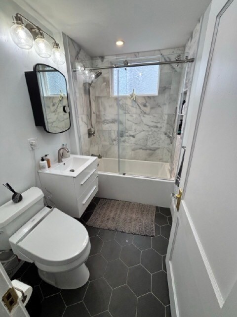 Baño renovado n.° 1 - 24 Teele Ave