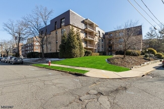 Building Photo - 22 Riverside Dr