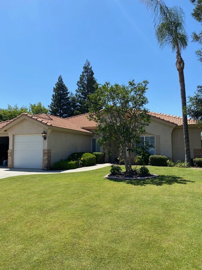 Building Photo - Gorgeous 4 Bedroom 2 Bath Home W/Pool!