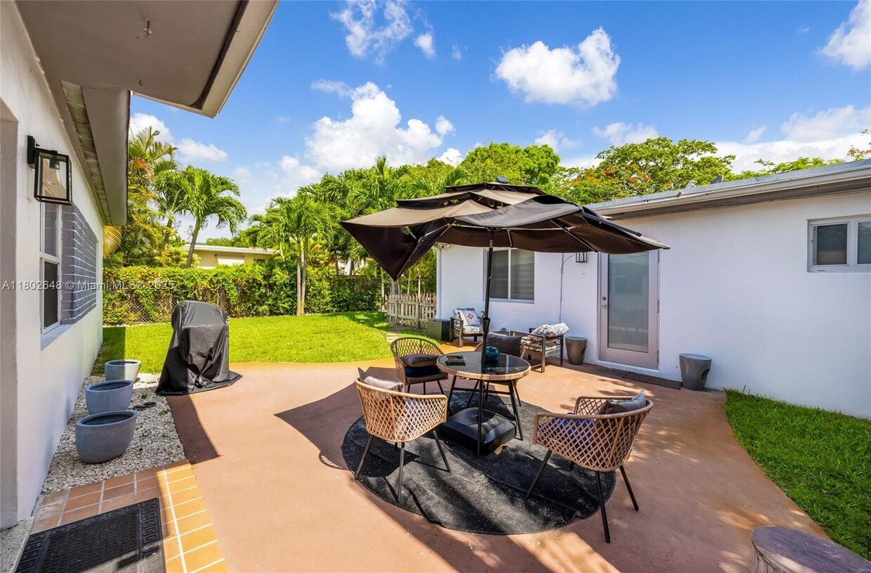 Foto principal - 910 NE 81st St