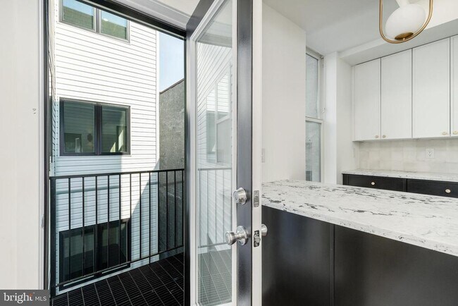 Building Photo - 608 S American St