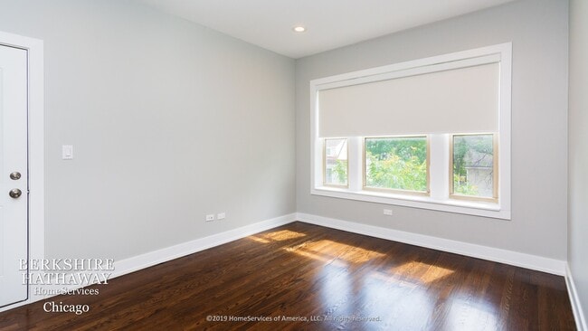 Building Photo - 1156 W Barry Ave