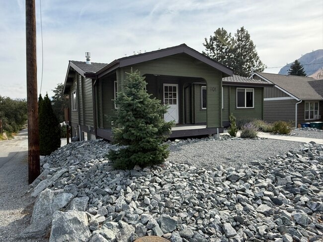 Building Photo - 901 S Sanders St