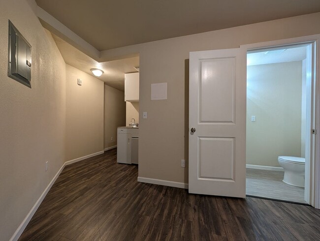 Building Photo - Nice 1bdrm/1bath apartment close to shopping and restaurants!