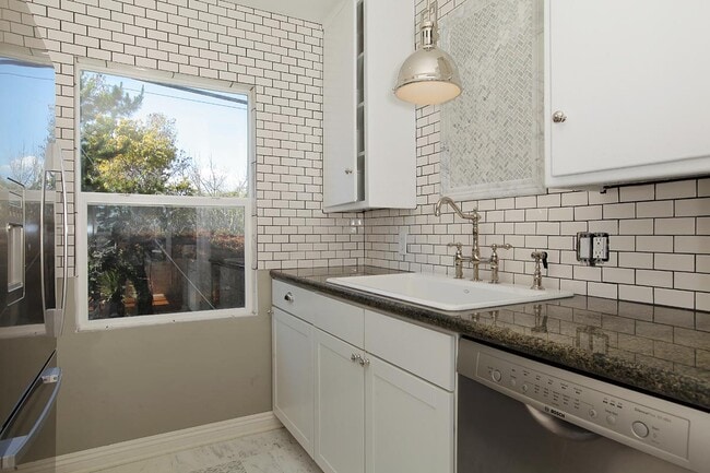 Building Photo - 2577 Granville Ave