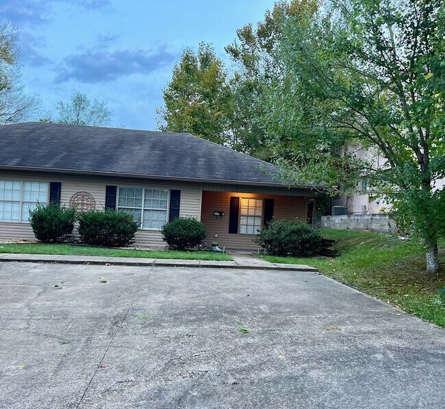 Foto del edificio - 219 E Maple St