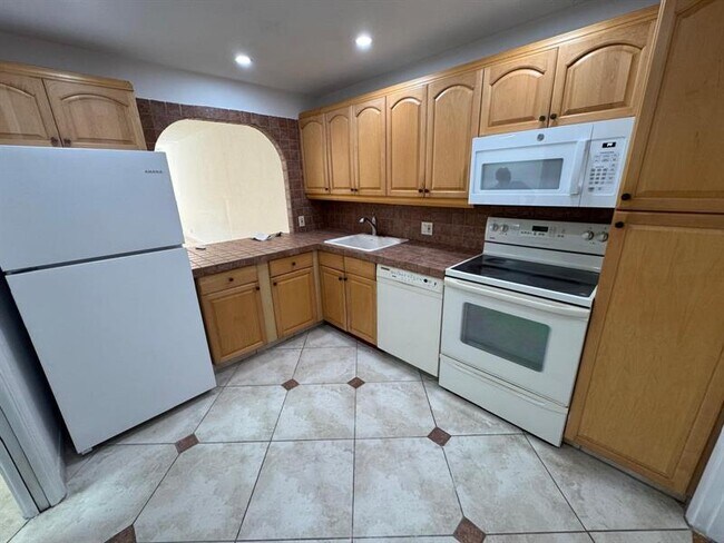 Foto del edificio - 3200 N Palm Aire Dr