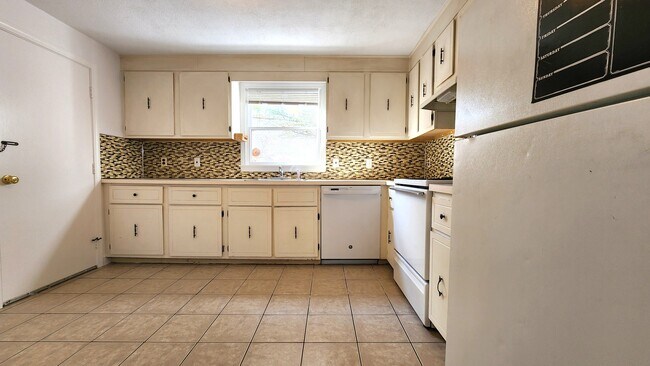 Foto del edificio - 98 Sylvia St