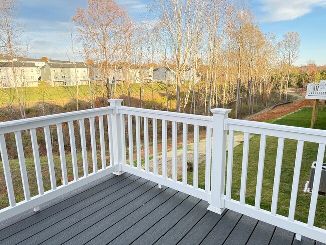 Terraza de material compuesto junto al salón. Perfecta para contemplar el amanecer. - 122 Grove Hill Ter