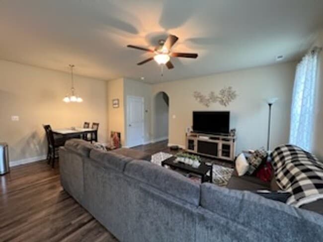 Foto del edificio - 3 bedroom 2 bathroom townhome in quiet neighborhood