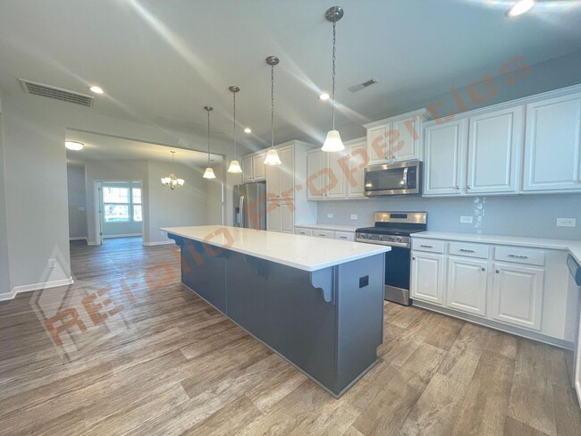 Building Photo - Stunning 5 Bedroom 3.5 Bathroom Home w/ Gu...