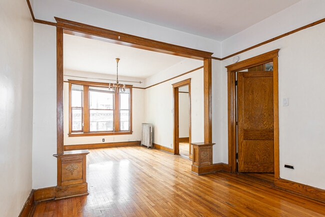 Building Photo - 3330 N Clark St