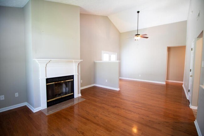 Foto del edificio - Knoxville 37922 - 3 bedroom, 2 bath with fenced-in yard - Call Susan Niedergeses (865) 300-4722