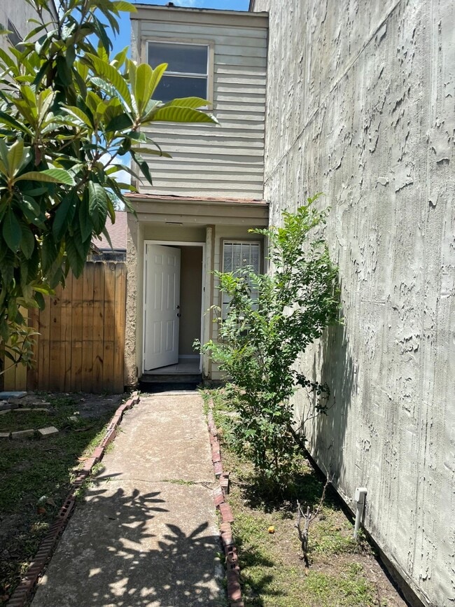 Building Photo - 12510 Manor Ct