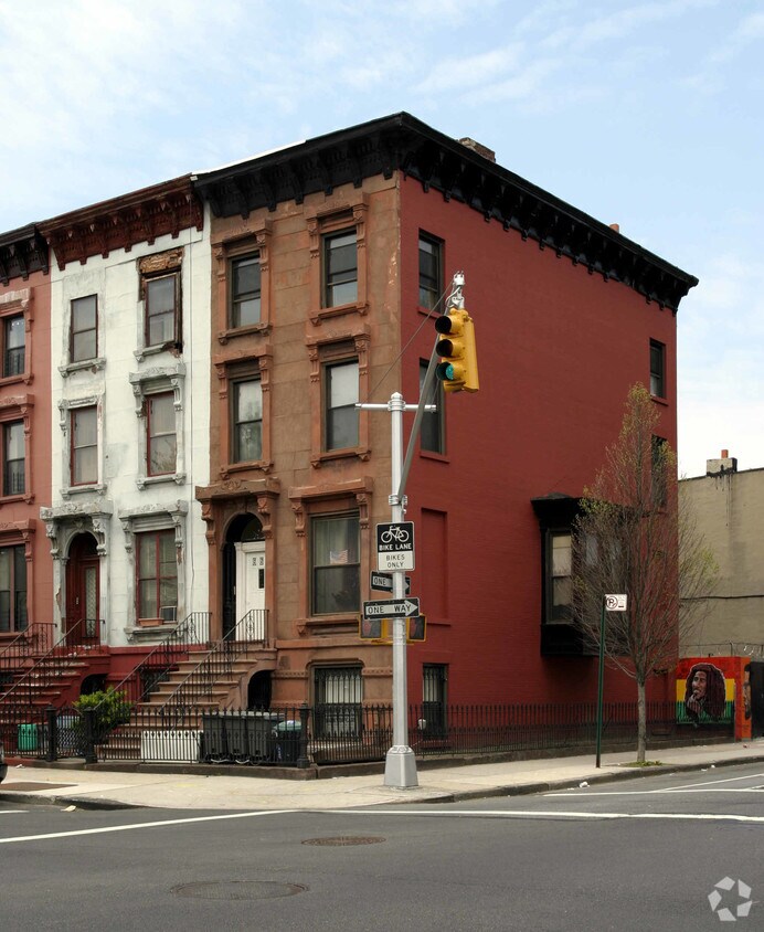 Primary Photo - 663 Greene Ave