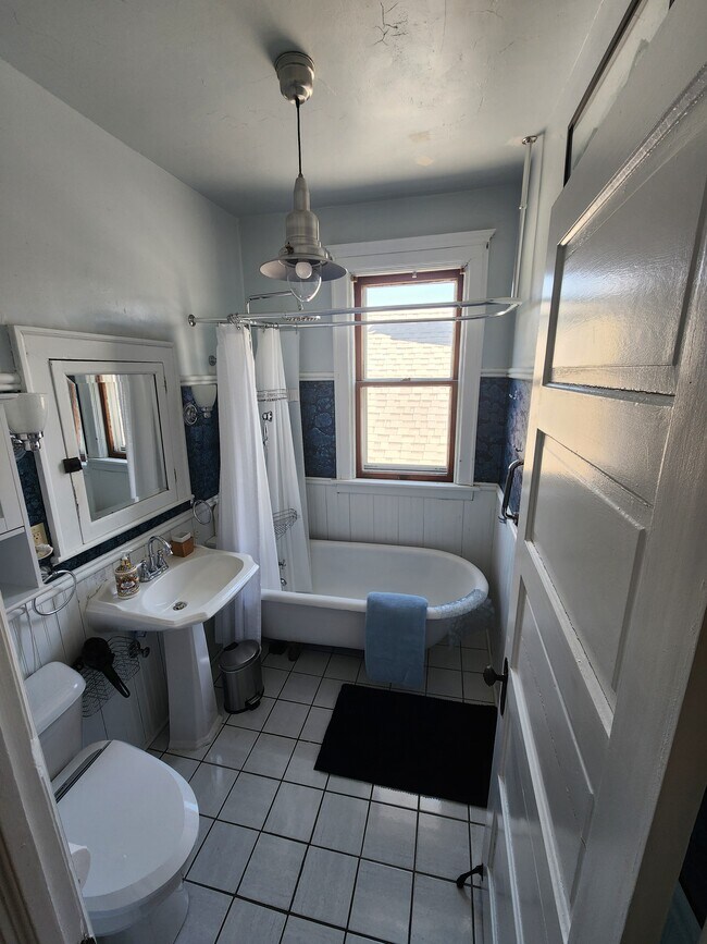 Foto del edificio - 2223 S Winchester St